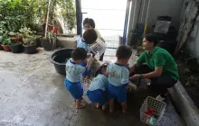 Kegiatan Cuci Mainan