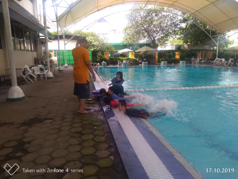 Foto Kegiatan Berenang di Al Azhar 1 p_20191017_090401_p