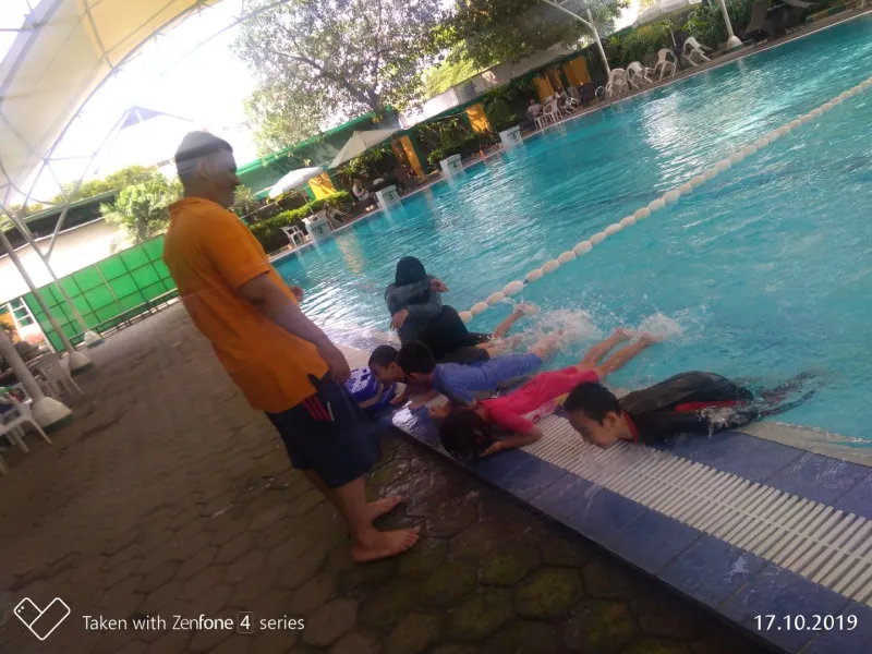 Foto Kegiatan Berenang di Al Azhar 2 p_20191017_090405_p