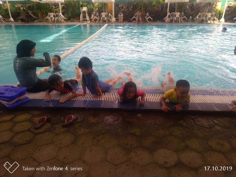 Foto Kegiatan Berenang di Al Azhar 3 p_20191017_090434_p