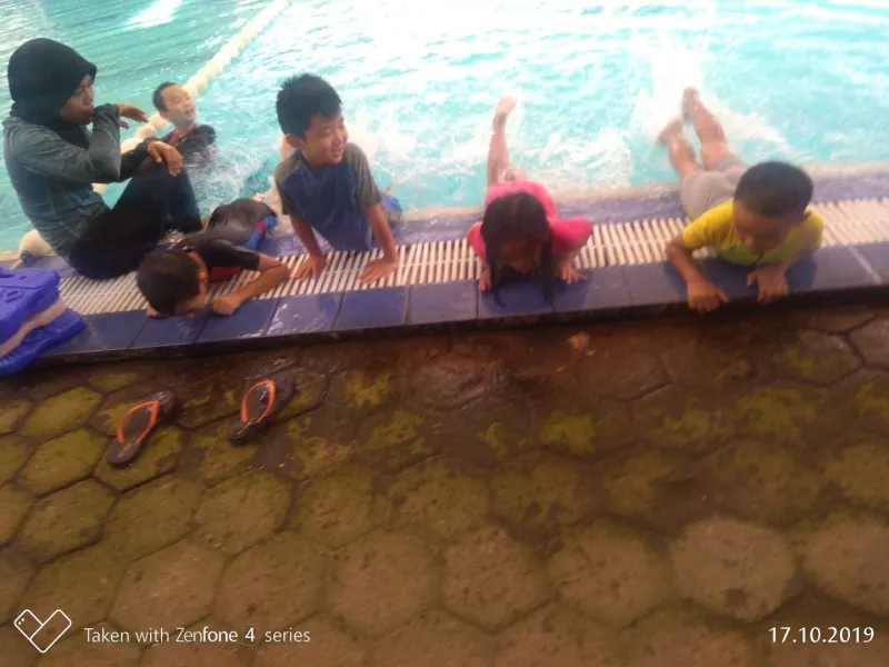 Foto Kegiatan Berenang di Al Azhar 4 p_20191017_090437_p