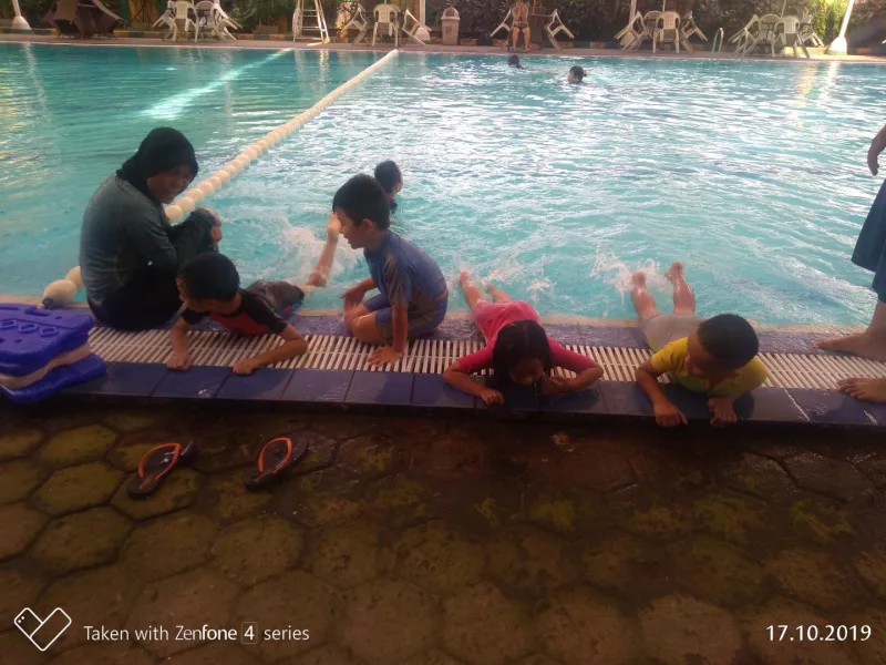 Foto Kegiatan Berenang di Al Azhar 5 p_20191017_090445_p